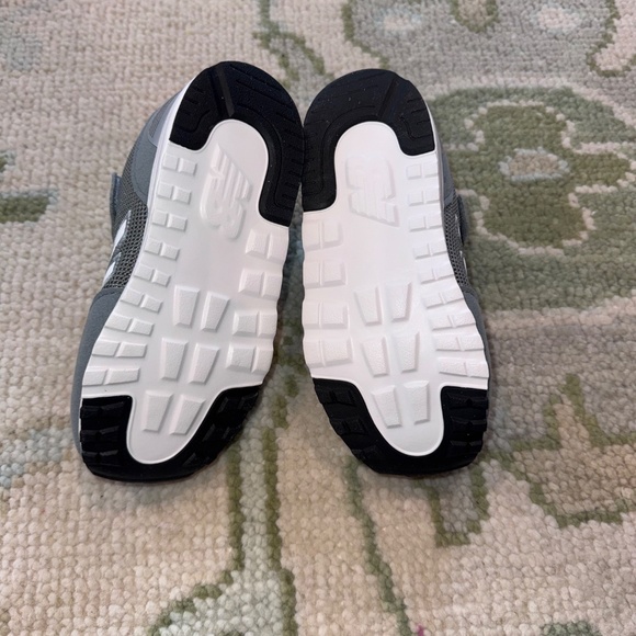 New Balance - Picture 2 of 3